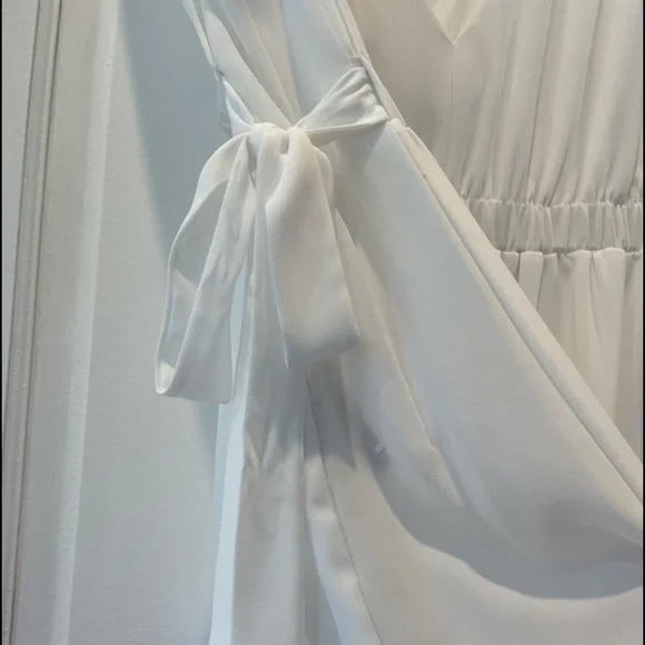 💞3 for $50💞White BCBG Maxazria Blouse - Picture 3 of 9